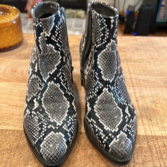 Blondo snakeskin print waterproof boots size 8M. Only worn once, these r… - Picture 2 of 10